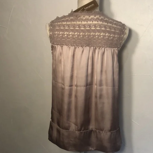 Francesca’s Color pink size Large 3 Buttons on shoulder and Lace on top - Picture 7 of 9